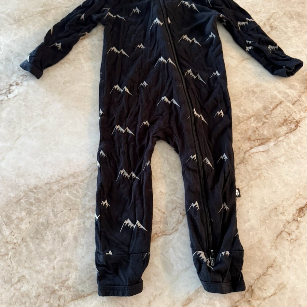 KYTE BABY ROMPER PAJAMA IN MIDNIGHT MOUNTAINS SZ 3-6MO
